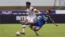 <p>Pemain Persib Bandung, Beckham Putra Nugraha (kanan) berusaha merebut bola dari pemain Arema FC, Rizky Dwi Febrianto pada pertandingan pekan ke-26 BRI Liga 1 2022/2023 yang berlangsung di Stadion Pakansari, Bogor, Kamis (23/2/2023). (Bola.com/Ikhwan Yanuar)</p>