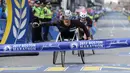 Atlet asal Swiss, Marcel Hug berhasil mencapai garis finis dan memenangkan kejuaraan balap kursi roda kategori pria dalam ajang Boston Marathon ke-121 di Boston, Senin (17/4). (AP Photo/Elise Amendola)