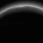 Jika biasanya Pluto tampil dalam balutan warna kecoklatan, kali ini planet kerdil tersebut tampil begitu gelap dengan 'cincin' bercahaya.