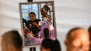 Penari salsa wanita Kolombia saat dirias sebelum tampil dalam pembukaan parade "Salsodromo" Cali Fair ke-61 di Cali, Kolombia (25/12). (AFP Photo/Christian Escobarmora)