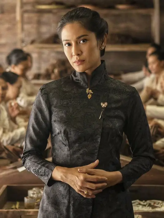 Tak boleh ketinggalan penampilan Dian Sastro berkebaya di serial Gadis Kretek. Ya, melalui serial Gadis Kretek, Dian Sastro kembali mempopulerkan kebaya Janggan. Di foto ini, Dian Sastro tampil dengan kebaya janggan berwarna hitam dengan sentuhan bros emas. [Foto: Instagram/hagaipakan]