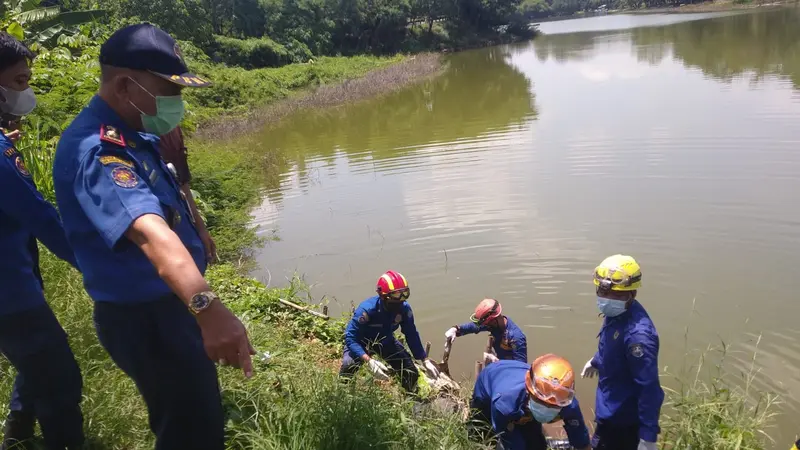 Evakuasi mayat yang ditemukan mengambang di Danau Buperta Cibubur