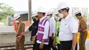 Presiden Joko Widodo atau Jokowi (tengah) meninjau proyek Kereta Cepat Jakarta-Bandung di Stasiun Tegalluar, Bandung, Jawa Barat, (13/10/2022). Adapun menurut data yang diberikan KCIC, progres konstruksi untuk proyek KCJB sekarang berada di angka 78,80 persen, dengan progres investasi sebesar 89,33 persen. (Liputan6.com/Herman Zakharia)