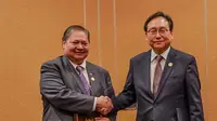 Menteri Koordinator (Menko) Bidang Perekonomian Airlangga Hartarto dan Menteri Perdagangan Korea Selatan Inkyo Cheong menandatangani Nota Kesepahaman Implementasi Artikel 6 Perjanjian Paris. (Foto: Kemenkoperekonomian)