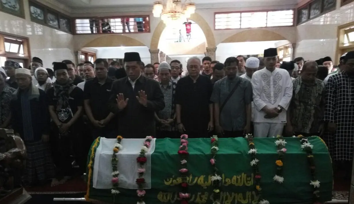 Oon Project Pop meninggal dunia pada Jum’at pagi, pukul 05.00 WIB. Jenazah Oon disemayamkan di rumahnya di Perumahan Kopo Elok, Jl.Bintang, Bandung, Jawa Barat usai dimandikan di Jumat pagi. (Deki Prayoga/Bintang.com)