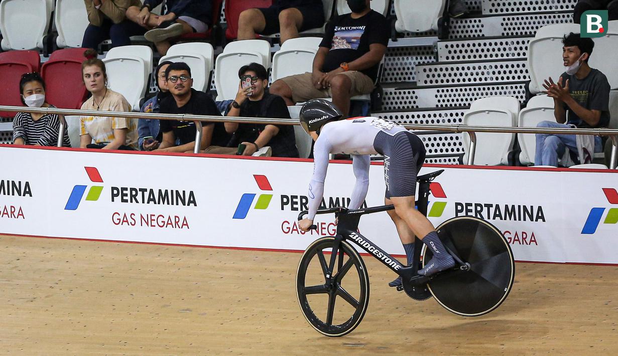 Pebalap Jepang, Ota Kaiya berusaha mengendalikan sepedanya saat melawan pebalap Belanda, Harrie Lavreysen pada nomor final sprint putra UCI Track Nations Cup 2023 di Jakarta International Velodrome, Rawamangun, Jakarta, Minggu (26/02/2023). (Bola.com/Bagaskara Lazuardi)