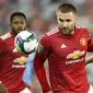 Striker Manchester City, Raheem Sterling, berebut bola dengan pemain bek Manchester United, Luke Shaw, pada laga Piala Liga Inggris di Stadion Old Trafford, Rabu (6/1/2021). City menang dengan skor 2-0. (Peter Powell/Pool via AP)