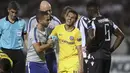 Gelandang Chelsea, Pedro Rodriguez, meringis kesakitan usai dilanggar pemain PAOK pada laga Liga Europa di Stadion Toumbas, Thessaloniki, Kamis (20/9/2018). PAOK takluk 0-1 dari Chelsea. (AP/Thanassis Stavrakis)