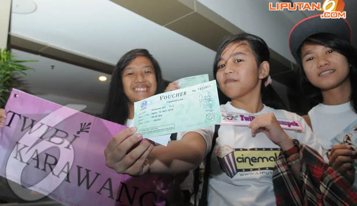 TwiBi yang merupakan sebutan penggemar girlband Cherrybelle larut dalam keceriaan dan keseruan saat menonton film Crush bersama Cinemaholic Liputan6.com di Planet Hollywood, Jakarta Selatan, Sabtu (12/4/2014) (Liputan6.com/Herman Zakharia).