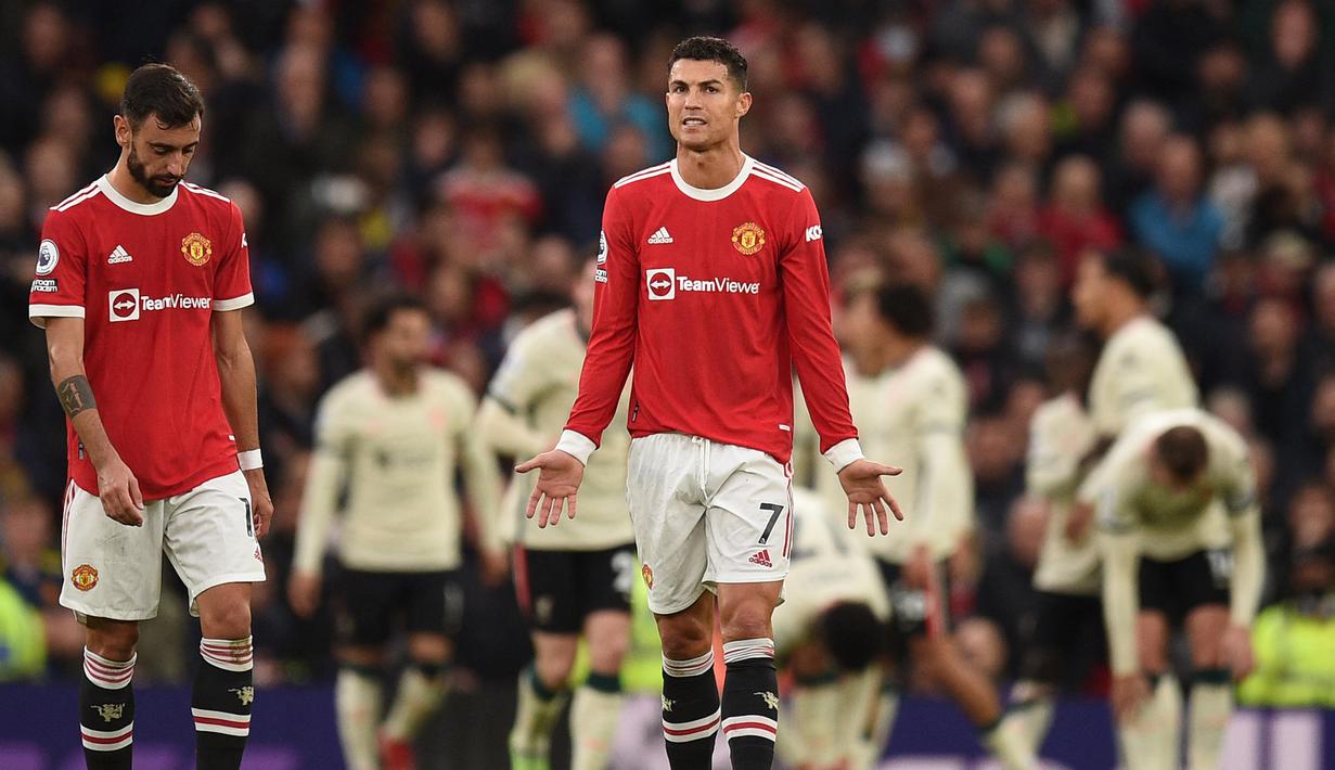 Manchester United vs Liverpool 0-5. Tidak ada yang menduga sebelumnya jika skor akhir antara tuan rumah Manchester United menghadapi Liverpool di pekan ke-9 Liga Inggris musim 2021/2022 (24/10/2021) akan berakhir 5-0 untuk kemenangan Mohamed Salah dan kawan-kawan. Mohamed Salah berhasil mencetak hattrick dalam laga tersebut, sementara Cristiano Ronaldo sempat membuat satu gol yang akhirnya dianulir wasit akibat telah terperangkap offside. (AFP/Oli Scarff)