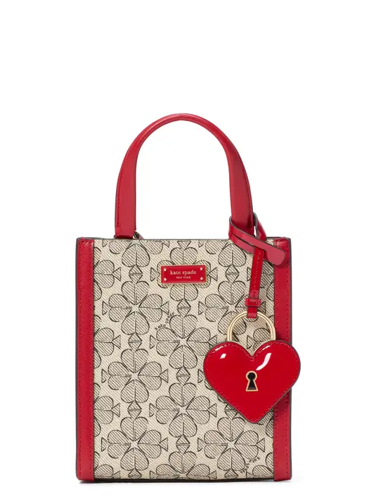 Brand ini pun menambahkan koleksi Key To My Heart dengan kehadiran tas jinjing mini berembos hati dan wrislet hati berwarna merah ceri. Motif Spade Flower diinterpretasikan ulang untuk merayakan Hari Valentine, dengan detail coated canvas dan hiasan merah ceri. Motif ini dapat ditemukan pada tas Manhattan mini tote, Market tote, dan Liv flap crossbody.  [Dok. Kate Spade New York]