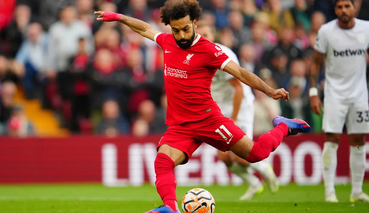 Selain itu, Salah juga dicatat oleh Squawka menjadi pemain pertama yang telah terlibat dalam terciptanya enam gol dan sembilan assist dari 12 laga terakhir di Liga Inggris. (AP Photo/Jon Super)