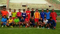 Mat Halil (berdiri tiga dari kiri) dan Endra Prasetya (berdiri lima dari kanan) berfoto bersama dengan skuat Surabaya United, Jumat (4/12/2015), di Stadion Gelora 10 November, Surabaya. (Bola.com/Zaidan Nazarul)