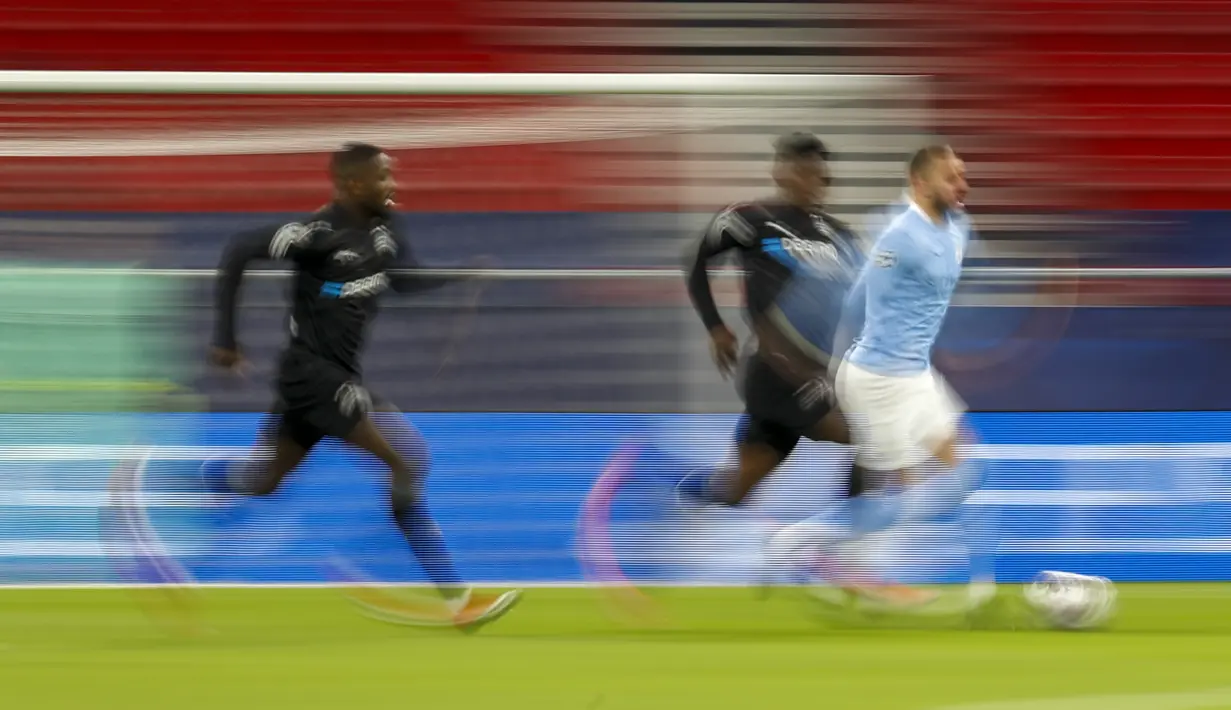 Bek Manchester City, Kyle Walker dari Manchester City mengambil bola dari para pemain Borussia Monchengladbach pada leg kedua babak 16 besar Liga Champions di Puskas Arena, Budapest, Rabu (17/3/2021) dini hari WIB. Menang 2-0, Manchester City merebut tiket perempat final. (AP Photo/Laszlo Balogh)