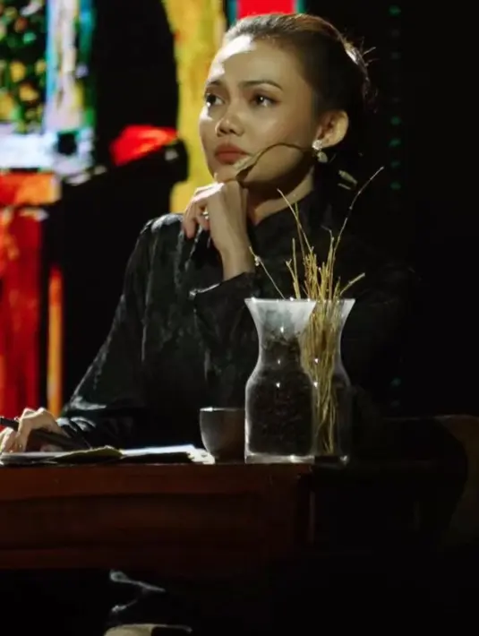 Tak hanya karena kemiripan dandanannya, pembawaan Rina Nose saat menirukan karakter Dasiyah juga tepat sasaran.    [@rinanose16]