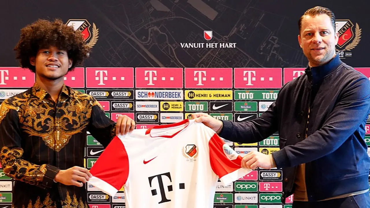 Bagus Kahfi mengenakan batik saat menandatangani kontrak bersama FC Utrecht.