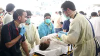 Tim medis melakukan perawatan pada salah satu korban tragedi Mina, Arab Saudi, Kamis (24/9/2015). Sekitar 310 jemaah wafat akibat berdesak-desakan saat prosesi lempar jumrah di Mina. (REUTERS/Stringer)
