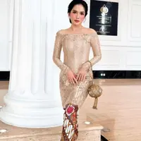 Penampilan Ussy Sulistiawaty saat jadi bridesmaid di pernikahan temannya sukses curi atensi. [@dhirmanputra/@@ussypratama]