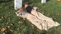 Mason (8) dan Maylan (5) menggelar selimut cokelat dan berbaring di atas makam ayahnya bernama Alfred David Brazel (Facebook/Kait Brazel)