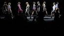 Para model mengenakan kreasi bagian dari koleksi ready-to-wear wanita Shi.RT Spring-Summer 2021, yang dihadirkan di Milan, Italia pada 27 September 2020. (AP Photo / Luca Bruno)