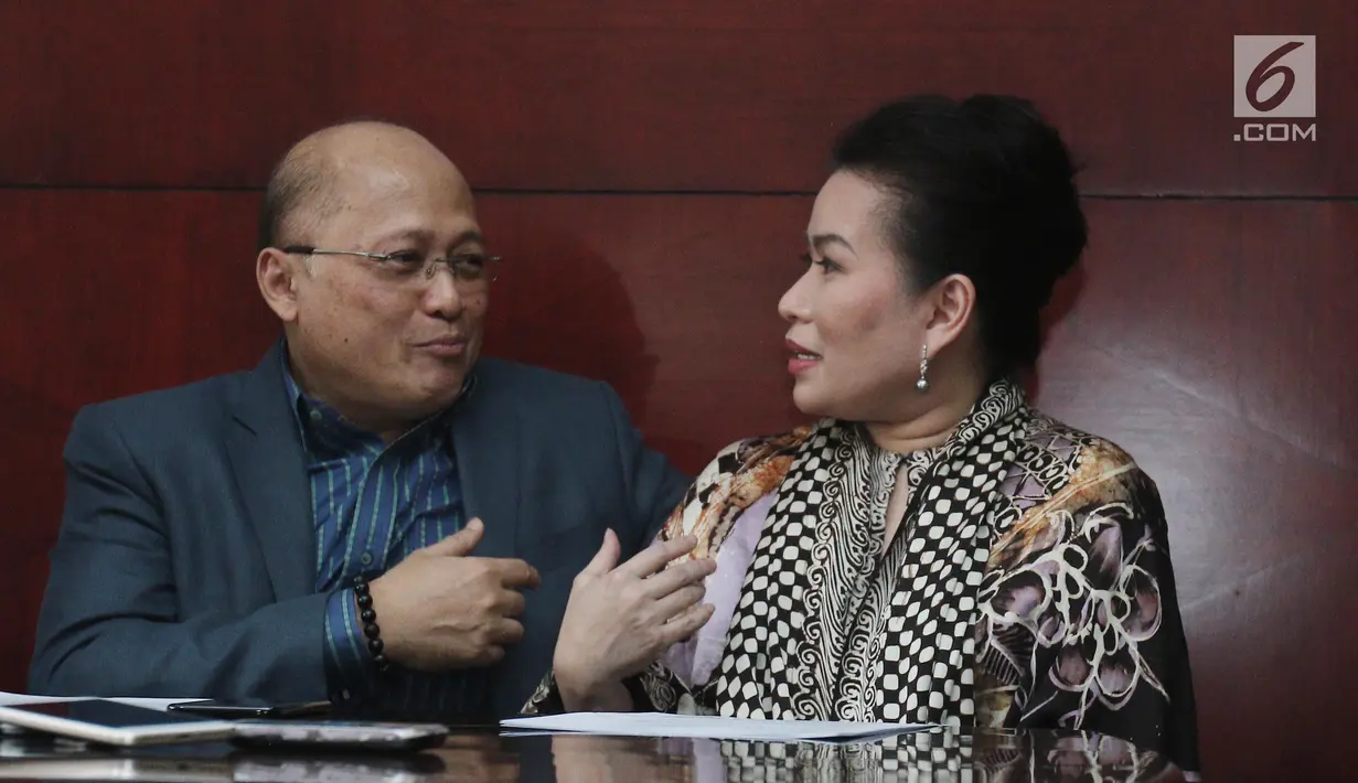 Mario Teguh berbincang dengan istrinya, Linna Teguh saat jumpa pers syukuran kemenangan karena Kepolisian menghentikan penyidikan kasus Kiswinar terhadap Mario Teguh, Jakarta, Senin (21/8). (Liputan6.com/Herman Zakharia)
