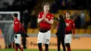 Pemain Manchester United Scott McTominay bertepuk tangan kepada penonton setelah kalah dari Wolverhampton Wanderers pada laga pekan ke-33 Liga Inggris di Stadion Molineux, Wolverhampton, Inggris, Selasa (2/4). (Reuters/Andrew Boyers)