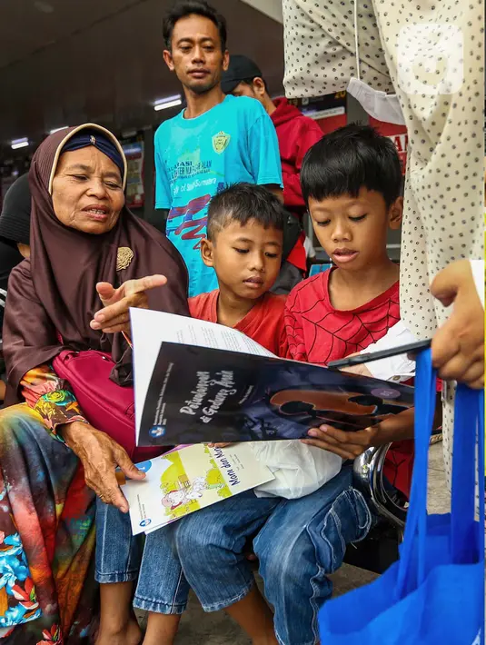 Pembagian buku secara cuma-cuma ini untuk menumbuhkan minat baca serta meningkatkan kemampuan literasi buku bagi anak-anak. (Liputan6.com/Angga Yuniar)