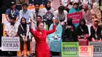 Penyanyi Rossa saat tampil menghibur peserta forum Indonesia Young Entrepreneur Summit 2018 di Ciputra Artpreneur World, Jakarta, Minggu (28/10). Rossa membawakan enam lagu andalannya. (Liputan6.com/Fery Pradolo)