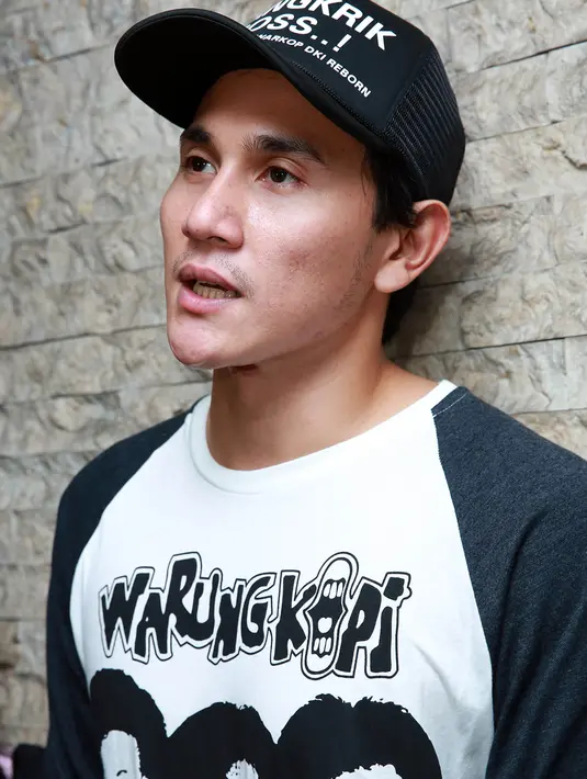 "Nolak lah karena enggak ada miripnya, saya jadi seorang penggemar Warkop. Karya beliau sudah masterpiece dan enggak bisa digantikan," ungkap Vino G. Bastian saat ditemui di konferensi pers film Warkop DKI Reborn. (Deki Prayoga/Bintang.com)