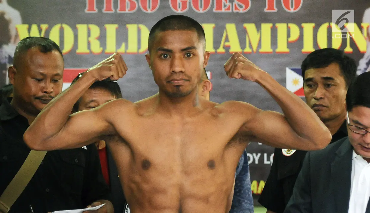 etinju Indonesia Defry Palulu saat melakukan timbang badan jelang laga melawan Nathan Bolcio (Filipina) di GOR Cendrawasih, Jakarta, Jumat (19/5). Keduannya akan memperebutkan gelar WBC Asia. (Liputan6.com/Helmi Fithriansyah)