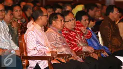 Wapres Jusuf Kalla berbincang dengan Menkeu Bambang Brodjonegoro saat sosialisasi Tax Amnesty di Jakarta, Kamis (21/7). Diharapkan usai sosialisasi, pengusaha keesokan harinya bisa ke kantor pajak melaksanakan tax amnesty. (Liputan6.com/Angga Yuniar)