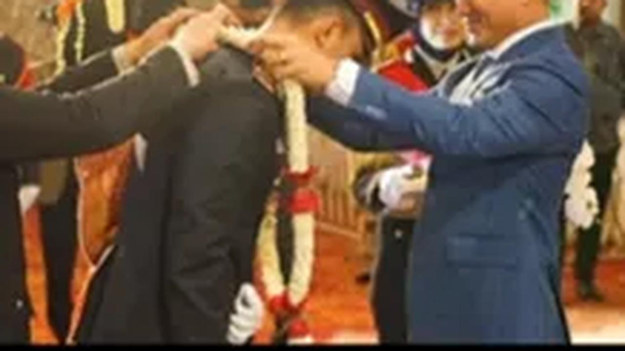 Brigjen Sabilul Alif saat mengalungkan bunga ke kedua mempelai seusai melaksanakan upacara pedang pora.