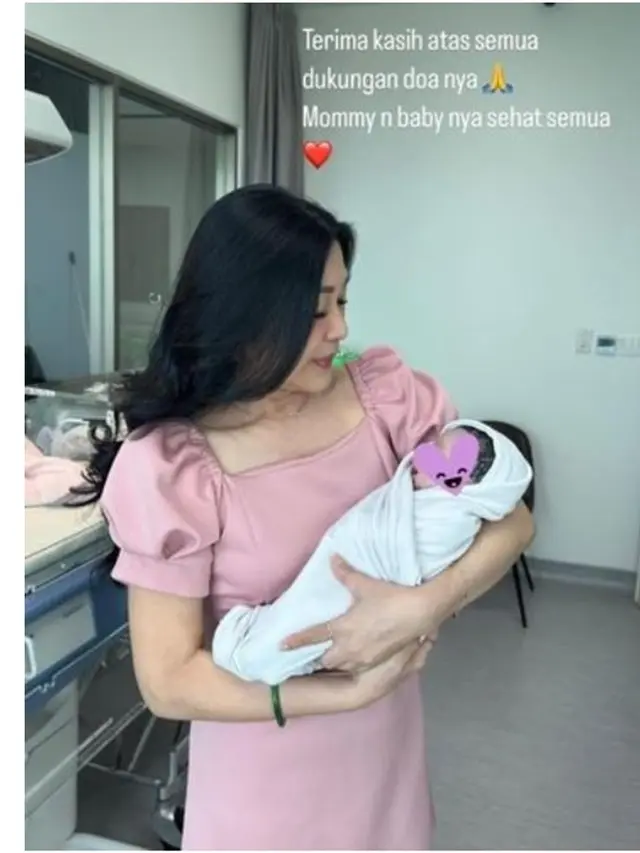 6 Potret Ibunda Larissa Chou Momong Baby Alesha Sang Cucu, Dipuji Awet Muda