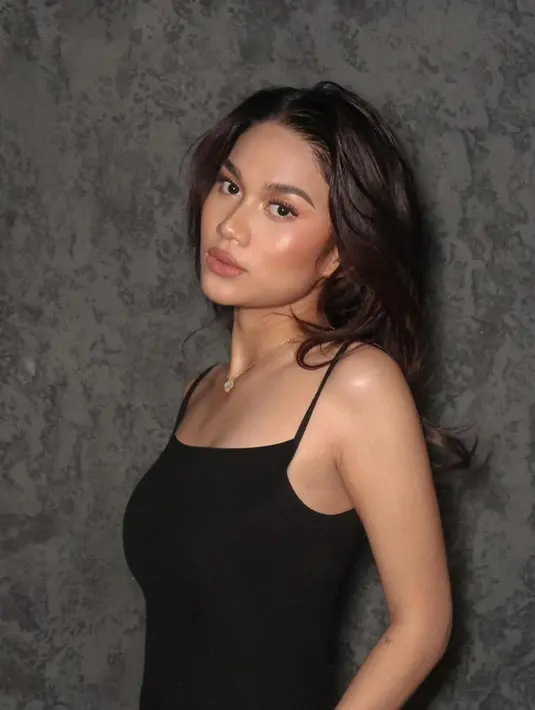 Mana penampilan Fuji dan Azizah Salsha yang jadi favoritmu, Sahabat FIMELA? [Foto: Instagram/azizahsalsha_]