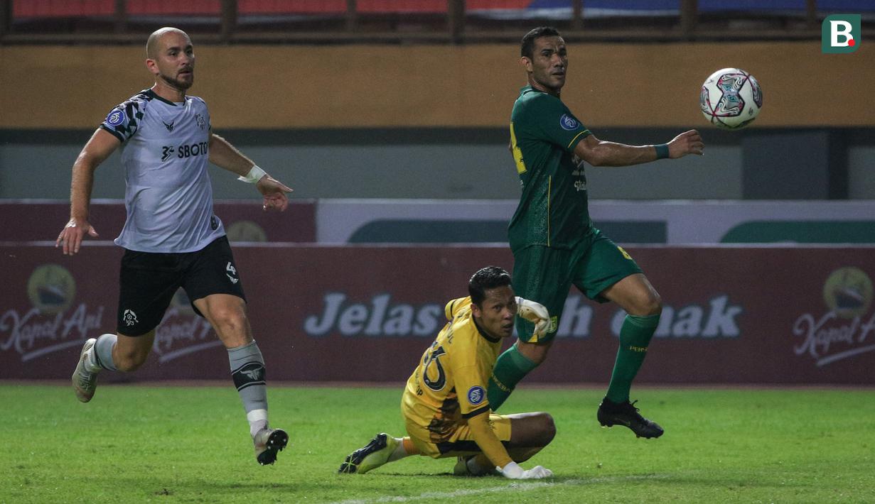 Penyerang Persebaya, Jose Wilkson Teixeira (kanan) mencetak gol ketiga timnya saat melawan Persikabo 1973 dalam laga pekan kedua BRI Liga 1 2021/2022 di Stadion Wibawa Mukti, Cikarang, Sabtu (11/09/2021). Persebaya menang 3-1. (Foto: Bola.com/Bagaskara Lazuardi)