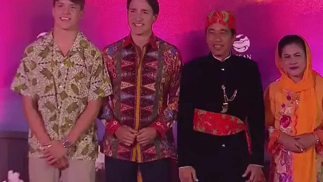 Pisah dari Istri, Justin Trudeau Ditemani Anak