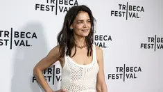 Aktris Katie Holmes berpose saat menghadiri pemutaran perdana "Alone Together" di Teater SVA selama Festival Tribeca 2022 di New York (14/6/2022). Katie tampil dalam balutan gaun maxi crochet putih yang dilengkapi dengan clutch coklat dan kalung serta gelang yang serasi. (AP Photo/Andy Kropa)