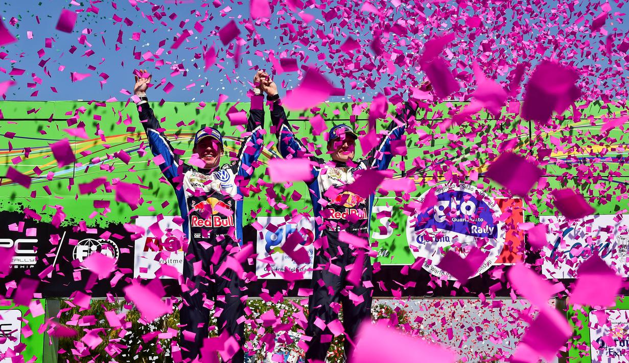 Pebalap Finlandia, Jari-Matti Latvala (kanan) dan co-driver Miikka Anttila, merayakan kemenangan dalam Reli Meksiko 2016 di Guanajuato, Meksiko, (6/3/2016). (AFP/Ronaldo Schemidt)