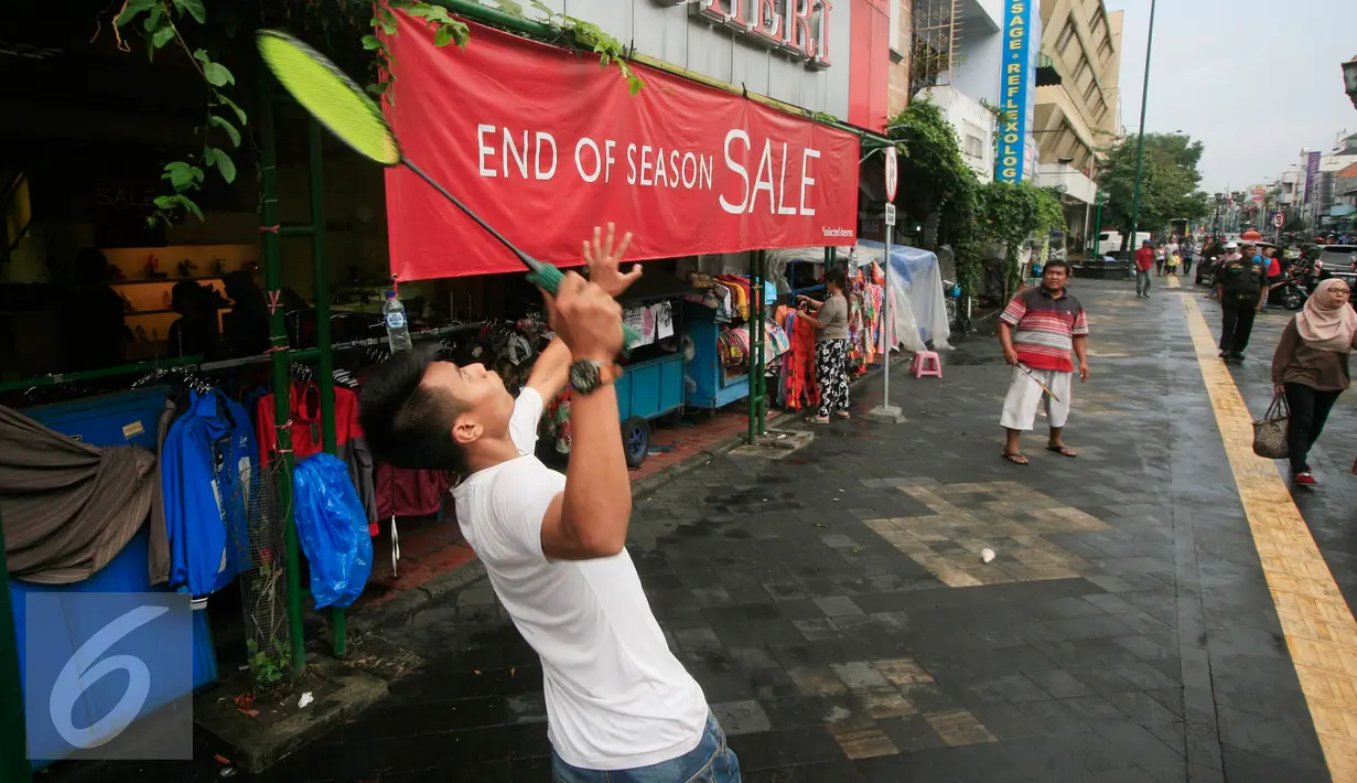 Dua PKL bermain bulu tangkis di kawasan pedestrian Malioboro, Yogyakarta, Jumat (8/4). Kawasan pedestrian Malioboro kini terlihat lebih lapang dan ramah untuk para pejalan kaki. (Liputan6.com/Boy Harjanto)