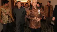 Menhut Zulkifli Hasan (kiri), Menko Perekonomian Hatta Rajasa dalam pembukaan Rapat Kordinasi Pangan Nasional di Jakarta, Selasa (26/7). (Antara)