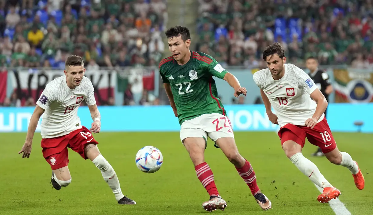 Gelandang Meksiko, Hirving Lozano mengontrol bola dari kawalan dua pemain Polandia, Bartosz Bereszynski dan Sebastian Szymanski selama pertandingan grup C Piala Dunia 2022 Qatar di Stadion 974 di Doha, Qatar, Selasa (22/11/2022). Polandia bermain imbang dengan Meksiko dengan skor 0-0. (AP Photo/Aijaz Rahi)