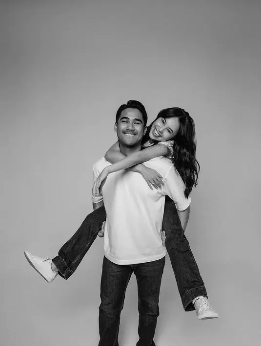 Dengan nuansa hitam putih, nampak Omar yang menggendong mesra Anggika. Keduanya tampil serasi dengan kaos putih dan celana jeans. [@anggikabolsterli].