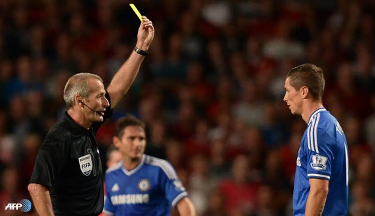 Martin Atkinson memberikan peringatan kartu kuning kepada Fernando Torres pada pertandingan Liga Inggris antara Manchester United melawan Chelsea di Stadion Old Trafford, Manchester Selasa 27 Agustus 2013. (AFP/Andrew Yates)