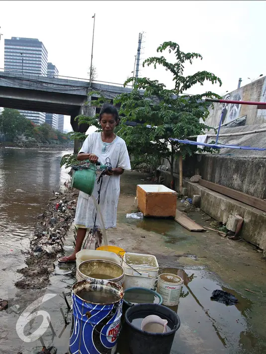 Warga memanfaatkan air sungai untuk kebutuhan sehari-hari di kawasan Latuharhari, Jakarta Pusat, Selasa (1/12). Karena hanya beberapa sungai yang bisa diproses menjadi air bersih. (Liputan6.com/Immanuel Antonius)