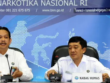 Deputi Pemberantasan BNN, Irjen Pol Arman Depari (kiri) menjawab pertanyaan terkait kasus dua pilot Susi Air di Jakarta, Senin (16/1). Arman menegaskan, pilot Susi Air yang berinisial DA dan BA negatif narkoba. (Liputan6.com/Helmi Fithriansyah)