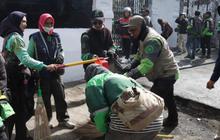 Ramai-Ramai Ojol dan Polisi Bersih-Bersih Fasilitas Umum Usai Demo di Bandung