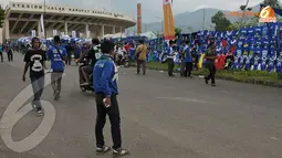 Para pedagang jersey memanfaatkan peluang emas dengan berdagang jersey Persib di sekitar Stadion Si Jalak Harupat Soreang Bandung pada Jumat 6 Des 2013.(Liputan6.com/Helmi Fithriansyah)