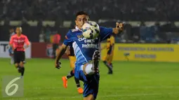 Pemain depan Persib, Juan Carlos Rodriguez Belencoso mencoba menahan bola saat laga melawan Mitra Kukar pada Turnamen Piala Bhayangkara di Stadion Si Jalak Harupat, Bandung, Kamis (17/3/2016). Laga berakhir imbang 1-1. (Liputan6.com/Helmi Fithriansyah)