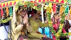 Pasangan Kahiyang Ayu Siregar dan Bobby Nasution menyapa warga saat kirab resepsi pernikahan Kahiyang Ayu-Bobby Nasution di Kota Medan, Sumatera Utara, Minggu (26/11). (Liputan6.com/Johan Tallo)
