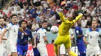 Penjaga gawang timnas Inggris, Jordan Pickford berusaha menghalau bola&nbsp;dalam pertandingan grup B Piala Dunia 2022 melawan&nbsp;Amerika Serikat yang berlangsung di Al Bayt Stadium, Qatar, Sabtu (25/11/2022). (AP Photo/Andre Penner)